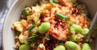 ChatGPT提示词_一碗含有炒蛋、切碎泡菜、葱和毛豆的藜麦盛放在明亮的厨房中_chatgpt在线网页版3.5缩略图