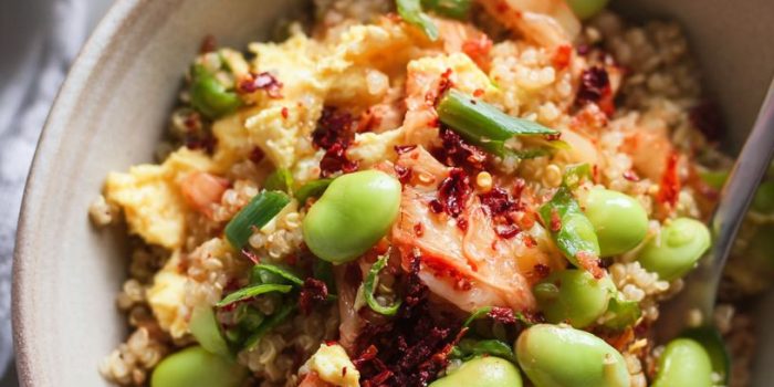 ChatGPT提示词_一碗含有炒蛋、切碎泡菜、葱和毛豆的藜麦盛放在明亮的厨房中_chatgpt在线网页版3.5缩略图