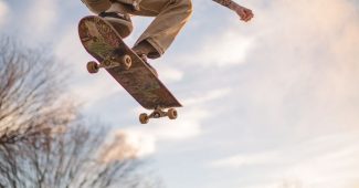 ChatGPT_AI提示词_滑板手在做奥利跳_chatgpt充值问题缩略图