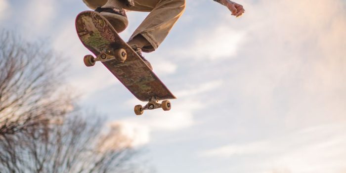 ChatGPT_AI提示词_滑板手在做奥利跳_chatgpt充值问题缩略图