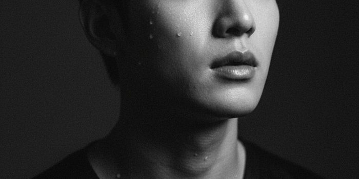 AI提示词_一位英俊的年轻东亚男性在黑白特写中展现出戏剧张力_chatgpt会员怎么开通缩略图