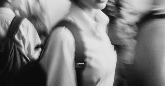 ChatGPT提示词_一位短发的年轻日本女学生在教室中走动的瞬间街拍_chatgpt购买指南缩略图