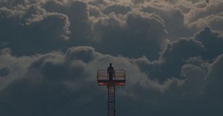 AI提示词_一辆小型多功能卡车在法国乡村的路边停着，升降臂伸出云层，有人站在升降篮中凝视月亮_chatgpt官网中文版缩略图