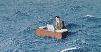 ChatGPT提示词_一个人坐在海中央的办公室桌前使用笔记本电脑_如何购买gpt会员缩略图