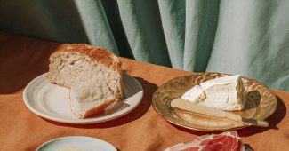 ChatGPT_AI提示词_创建一张桌子上的三种食品的超写实摄影：调味酸奶、白面包和加工熟肉，放在不同的盘子中_chatgpt购买token缩略图