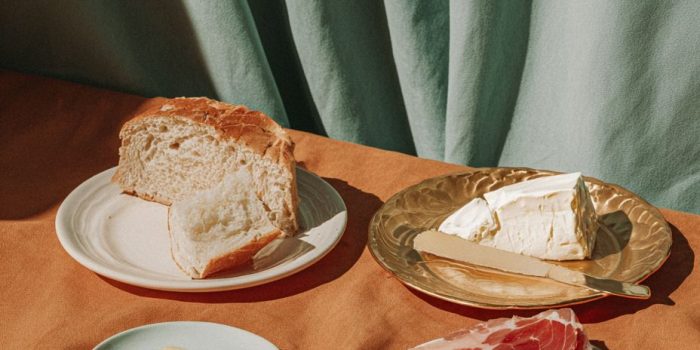 ChatGPT_AI提示词_创建一张桌子上的三种食品的超写实摄影：调味酸奶、白面包和加工熟肉，放在不同的盘子中_chatgpt购买token缩略图