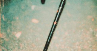 ChatGPT_AI提示词_一款扭曲的行李轮廓在柔和的红色双色调光辉中展示_chatgpt会员怎么购买缩略图