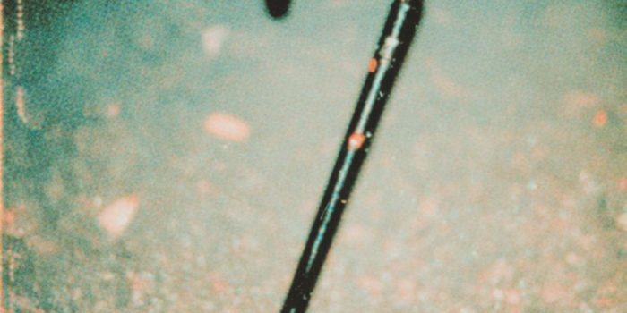 ChatGPT_AI提示词_一款扭曲的行李轮廓在柔和的红色双色调光辉中展示_chatgpt会员怎么购买缩略图