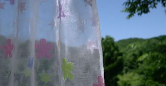 AI提示词_通过轻盈的白色薄纱窗帘展现一个温暖治愈的早晨花园场景_chatgpt会员缩略图