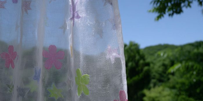 AI提示词_通过轻盈的白色薄纱窗帘展现一个温暖治愈的早晨花园场景_chatgpt会员缩略图