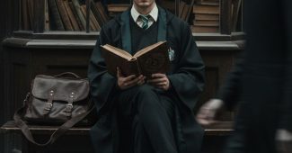 ChatGPT_AI提示词_一个男士穿着黑色的斯莱特林外套，坐在小型魔法书店的长椅上，手中拿着一本古老的魔法书_国内如何买gpt会员缩略图