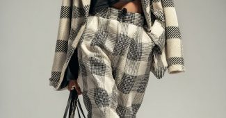 ChatGPT提示词_一位时尚女性模特穿着2025年秋季服装和配饰_如何开通gpt会员权限设置缩略图