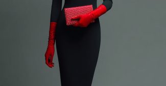 ChatGPT_AI提示词_一位身穿黑色修身连衣裙的优雅女性，头戴红色宽边帽，手拿红色小手包。_chatgpt5缩略图