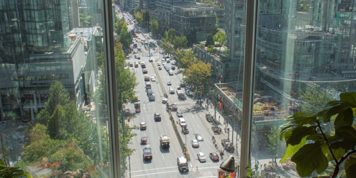 ChatGPT_AI提示词_一位艺术家坐在角落的桌子上创作，透过落地窗俯瞰城市_chatgpt在线网页版官网缩略图