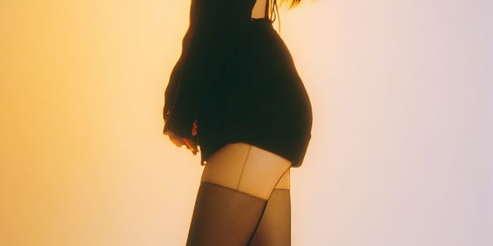 ChatGPT提示词_美丽女孩穿着Jil Sander运动套装的侧全身照_chatgpt注册流程缩略图