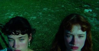 ChatGPT_AI提示词_两位母亲和她们的孩子们在西班牙的公园游乐场玩耍_chatgpt在线聊天查询缩略图