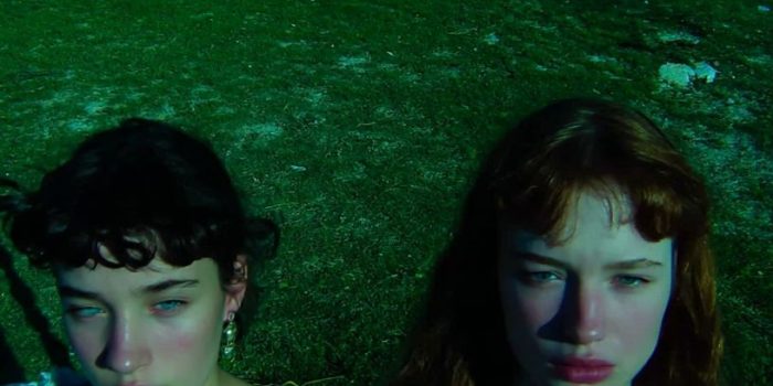 ChatGPT_AI提示词_两位母亲和她们的孩子们在西班牙的公园游乐场玩耍_chatgpt在线聊天查询缩略图