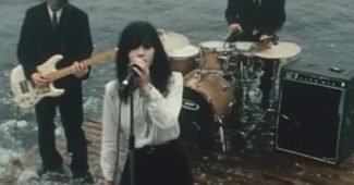 ChatGPT提示词_三位年轻的日本音乐家在海上浮动平台演出_chatgpt会员缩略图