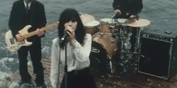 ChatGPT提示词_三位年轻的日本音乐家在海上浮动平台演出_chatgpt会员缩略图