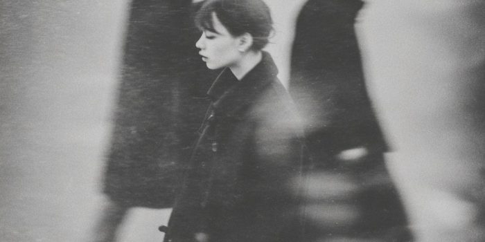 ChatGPT提示词_四个韩国人穿着黑色长大衣在远处走动_chatgpt注册教程缩略图