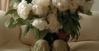 AI提示词_一幅展示一个人头顶花束的照片_gpt会员不支持国内银行卡缩略图