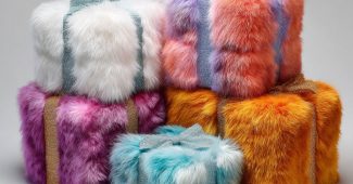 ChatGPT_AI提示词_用彩色毛皮制作的圣诞礼物_chatgpt在线版缩略图