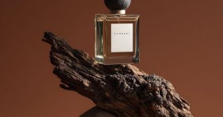 ChatGPT_AI提示词_高端香水瓶摄影展示_chatgpt.com.缩略图
