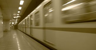 ChatGPT提示词_一列城市列车的侧面视图在温暖的黄褐色调中流动_chatgpt pro账号缩略图