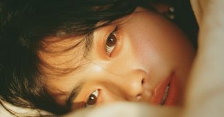 ChatGPT_AI提示词_一个美丽的现实主义亚洲女性在温馨的卧室里，安静地躺在毯子下_chatgpt怎么在中国使用缩略图