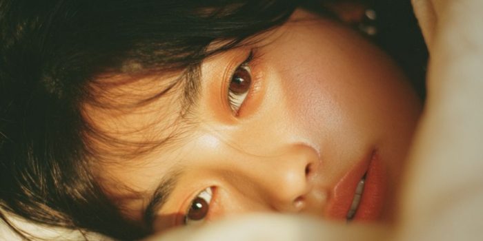 ChatGPT_AI提示词_一个美丽的现实主义亚洲女性在温馨的卧室里，安静地躺在毯子下_chatgpt怎么在中国使用缩略图