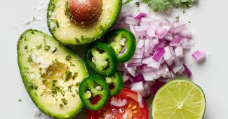 ChatGPT_AI提示词_现代极简风格的食物摄影展示了鳄梨、番茄、香菜、青柠、墨西哥辣椒、红洋葱和海盐的摆放_gpt会员不支持国内银行卡缩略图