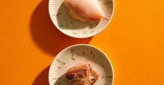 AI提示词_四个独立的白色陶瓷盘子垂直排列，分别放置鸡蛋、生鸡胸肉、生鸭胸肉和生猪里脊_chatgpt帐号缩略图