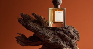 ChatGPT_AI提示词_高端产品摄影，矩形玻璃 香水瓶与白色标签和深色圆形 瓶盖的搭配 最佳摄像机_gpt帐号购买缩略图