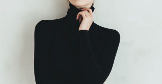 ChatGPT_AI提示词_一位时尚的白人女性模特穿着黑色服装在白色墙壁旁摆姿势_chat gpt会员费缩略图