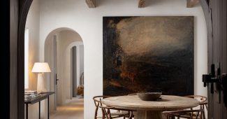 ChatGPT_AI提示词_一个受日本侘寂风格启发的奢华餐厅，中心是一张独特的有机形状的木餐桌，周围是经典的Wishbone椅子_gpt会员怎么开缩略图