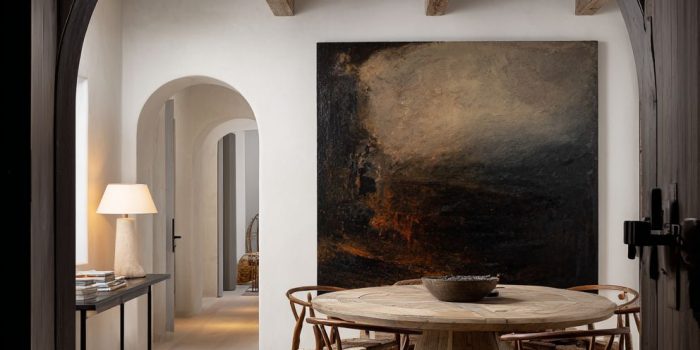 ChatGPT_AI提示词_一个受日本侘寂风格启发的奢华餐厅，中心是一张独特的有机形状的木餐桌，周围是经典的Wishbone椅子_gpt会员怎么开缩略图