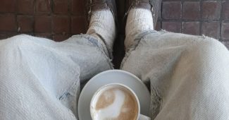 ChatGPT_AI提示词_胸部高度拍摄的照片展示了穿着和咖啡杯_chatgpt plus – 1 month free trial缩略图