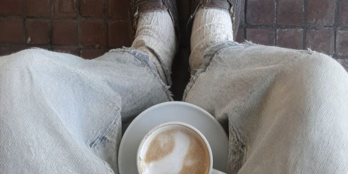 ChatGPT_AI提示词_胸部高度拍摄的照片展示了穿着和咖啡杯_chatgpt plus – 1 month free trial缩略图