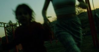 ChatGPT_AI提示词_两个母亲在西班牙公园的游乐场与孩子们玩耍_买gpt会员缩略图