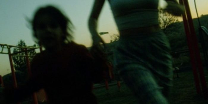 ChatGPT_AI提示词_两个母亲在西班牙公园的游乐场与孩子们玩耍_买gpt会员缩略图