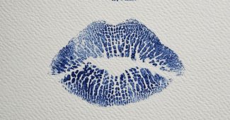 ChatGPT_AI提示词_三种不同尺寸和技法的蓝色唇印在白纸上形成艺术作品_如何购买gpt会员缩略图