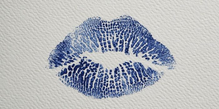 ChatGPT_AI提示词_三种不同尺寸和技法的蓝色唇印在白纸上形成艺术作品_如何购买gpt会员缩略图