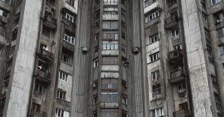 ChatGPT_AI提示词_雨水洒落在苏联粗犷主义建筑上_chatgpt网页缩略图