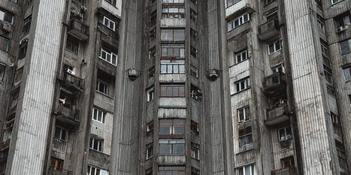 ChatGPT_AI提示词_雨水洒落在苏联粗犷主义建筑上_chatgpt网页缩略图