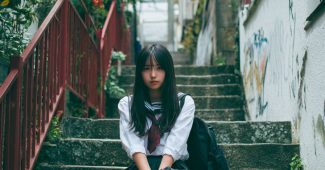 ChatGPT提示词_年轻的日本女孩穿着JK校服在楼梯上_gpt会员价格缩略图