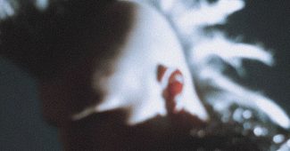 ChatGPT_AI提示词_一位男模特在时尚摄影中展示高耸的莫霍克发型_chatgpt在线网页版官网缩略图