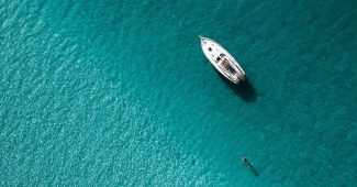 ChatGPT提示词_现代极简墙面艺术，展现广阔的碧海与游艇_chat gpt会员共享缩略图