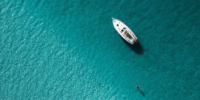 ChatGPT提示词_现代极简墙面艺术，展现广阔的碧海与游艇_chat gpt会员共享缩略图