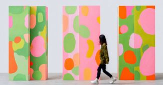 AI提示词_这是一个由三块面板组成的艺术装置，采用绿色、粉色和橙色的色调，每块面板独立展示，体现现代极简风格_chatgpt网页版本缩略图