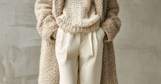 ChatGPT_AI提示词_长款 羊毛 外套配优质针织 毛衣和直筒冬季裤子，搭配粗跟踝靴，展现温暖的中性色调_chat gpt会员是智商税嘛缩略图